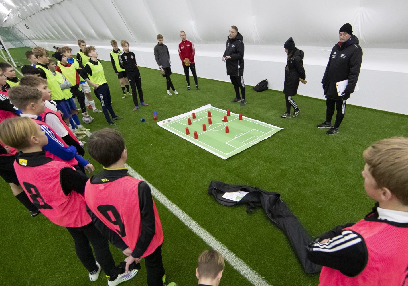 LINKÖPING, SVERIGE - 16 DECEMBER 2022 :  ÖFF träning P08 på Linköping Air Dome den 16 december i Linköping (Foto: Ted Malm) 



Nyckelord : Linköping Air Dome, ÖFF 

(Foto: Ted Malm, +46708372198)