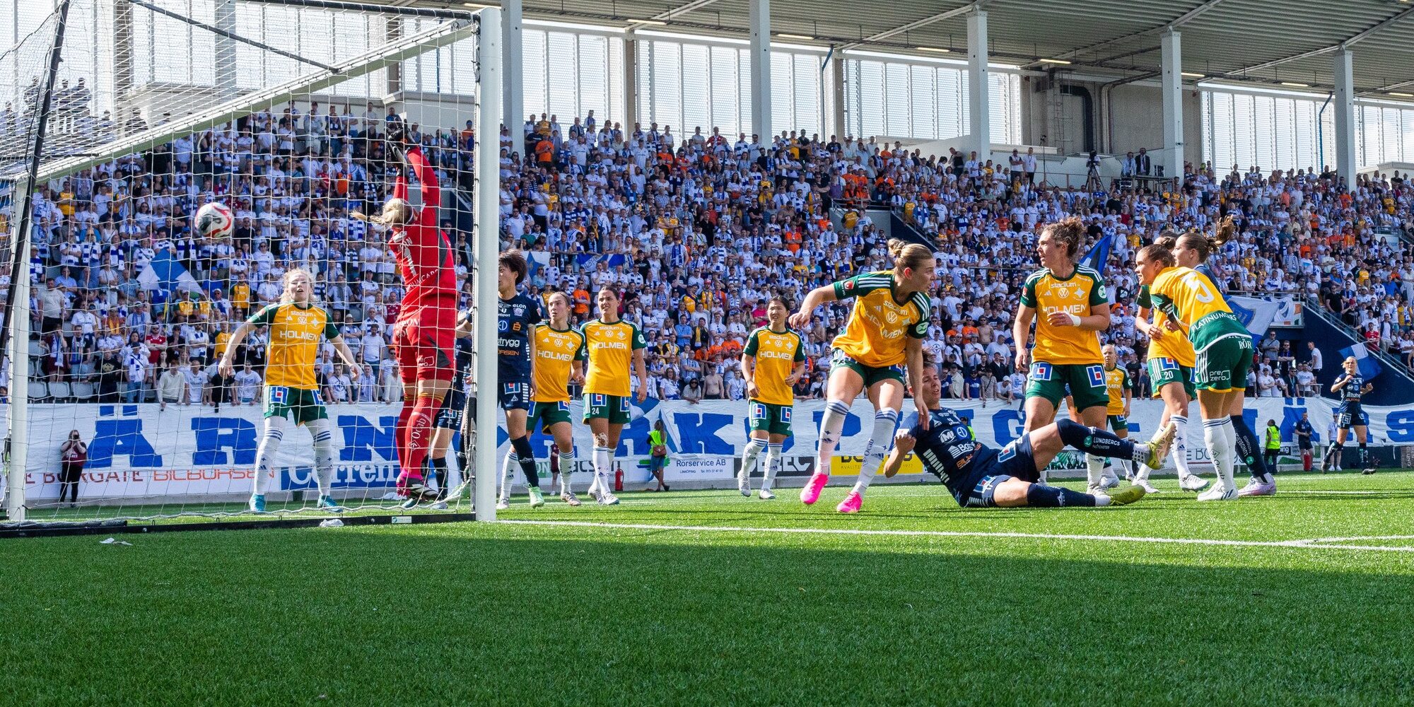 230514 Linköpings Nellie Karlsson gör 1-0 bakom IFK Norrköpings Sofia Hjern under fotbollsmatchen i Damallsvenskan mellan Linköping och IFK Norrköping den 14 maj 2023 i Linköping. 
Foto: Peter Holgersson / BILDBYRÅN / COP 102 / PH0188