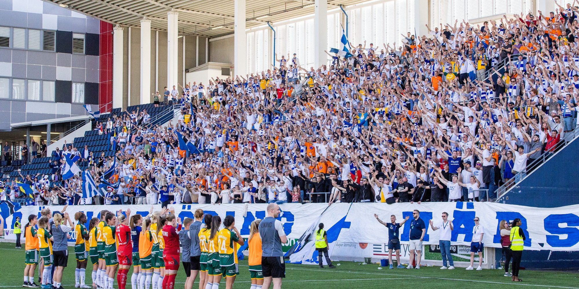 230514 IFK Norrköpings spelare tackar supportrarna efter fotbollsmatchen i Damallsvenskan mellan Linköping och IFK Norrköping den 14 maj 2023 i Linköping. 
Foto: Peter Holgersson / BILDBYRÅN / COP 102 / PH0188