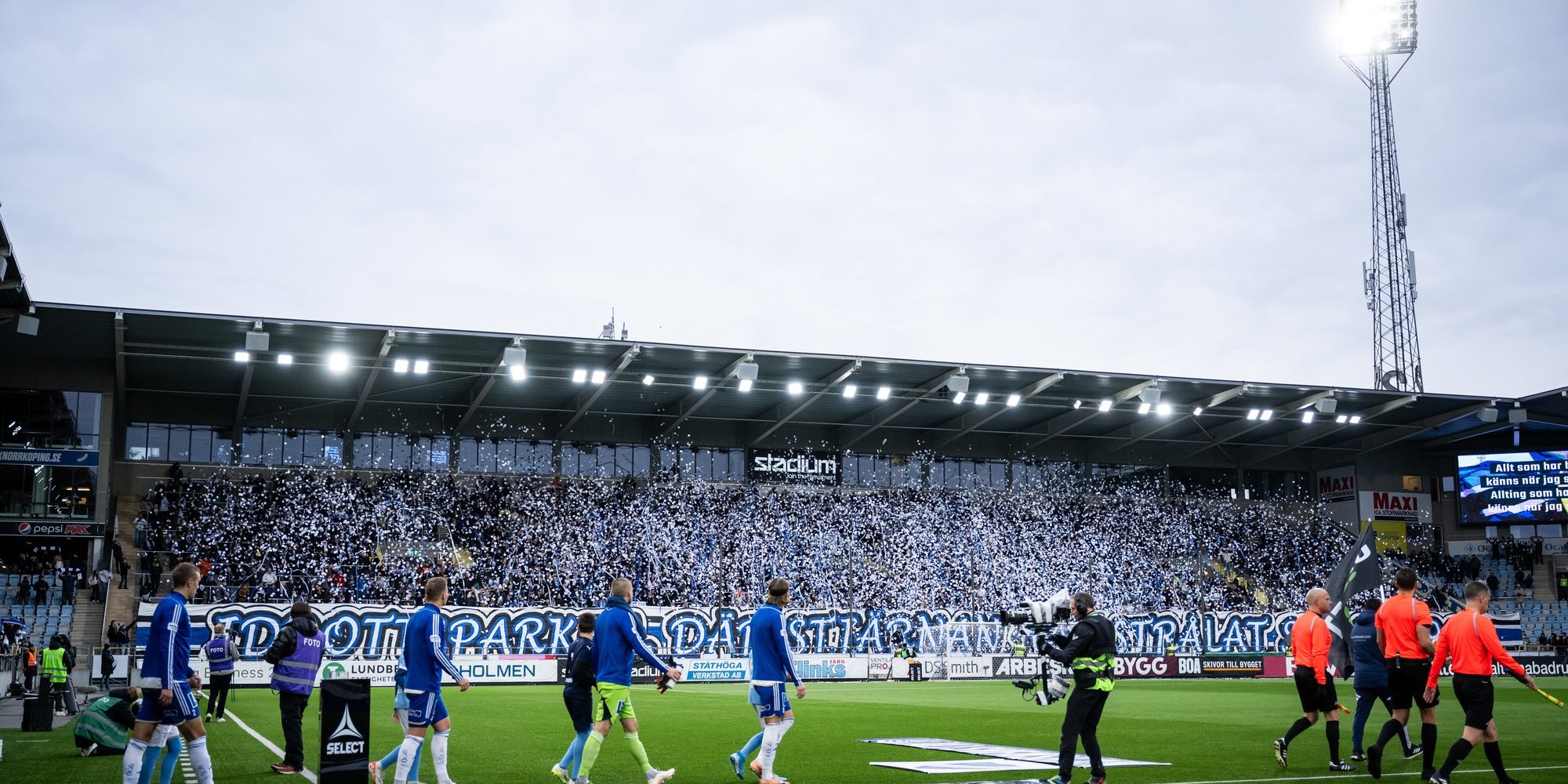 231029 IFK Norrköpings supportrar med ett tifo inför fotbollsmatchen i Allsvenskan mellan IFK Norrköping och Malmö FF den 29 oktober 2023 i Norrköping. 
Foto: Jesper Zerman / BILDBYRÅN / kod JZ / JZ0437